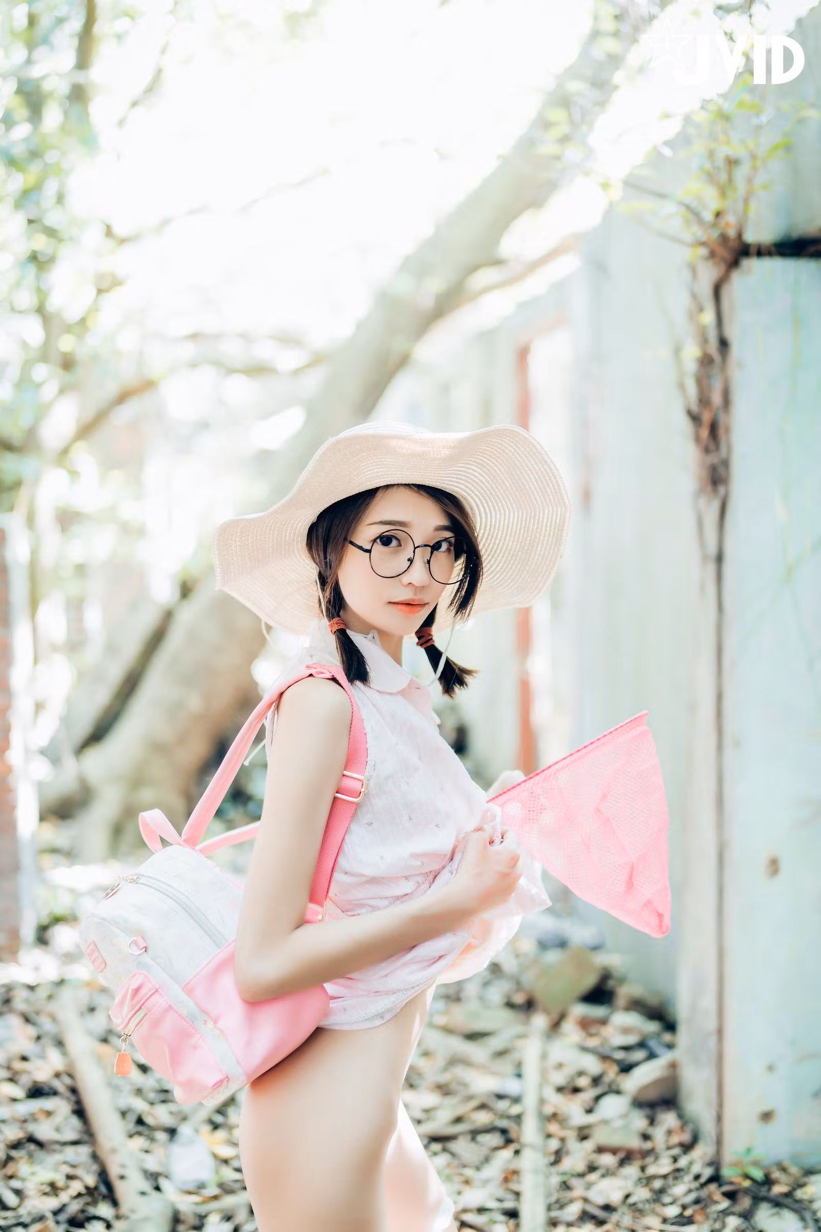 台湾写真女神展现双马尾小女孩制服美女与粉嫩身姿